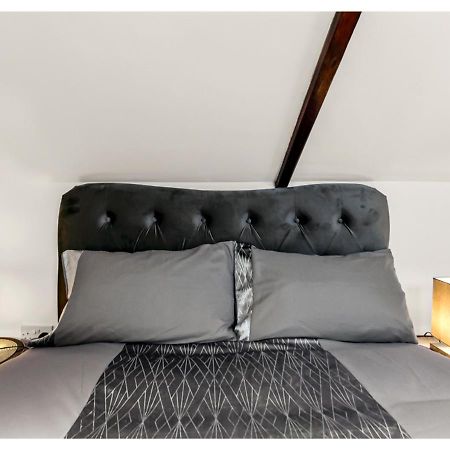 Apartamento Sleek And Modern Studio With Minimalist Vibe Chelmsford Exterior foto