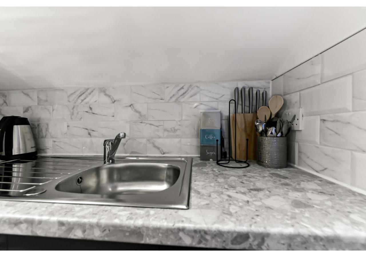 Apartamento Sleek And Modern Studio With Minimalist Vibe Chelmsford Exterior foto