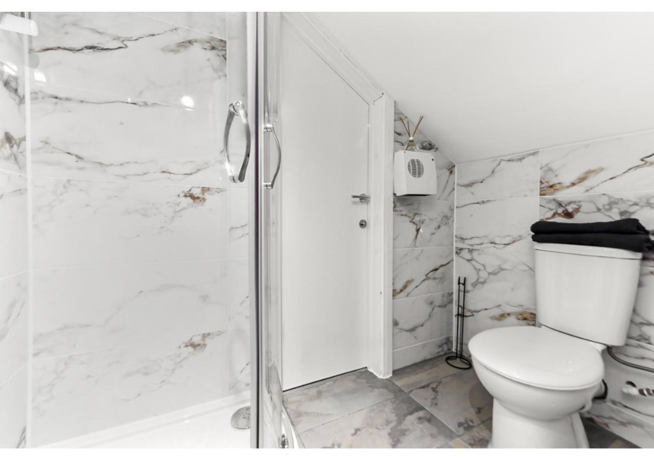 Apartamento Sleek And Modern Studio With Minimalist Vibe Chelmsford Exterior foto