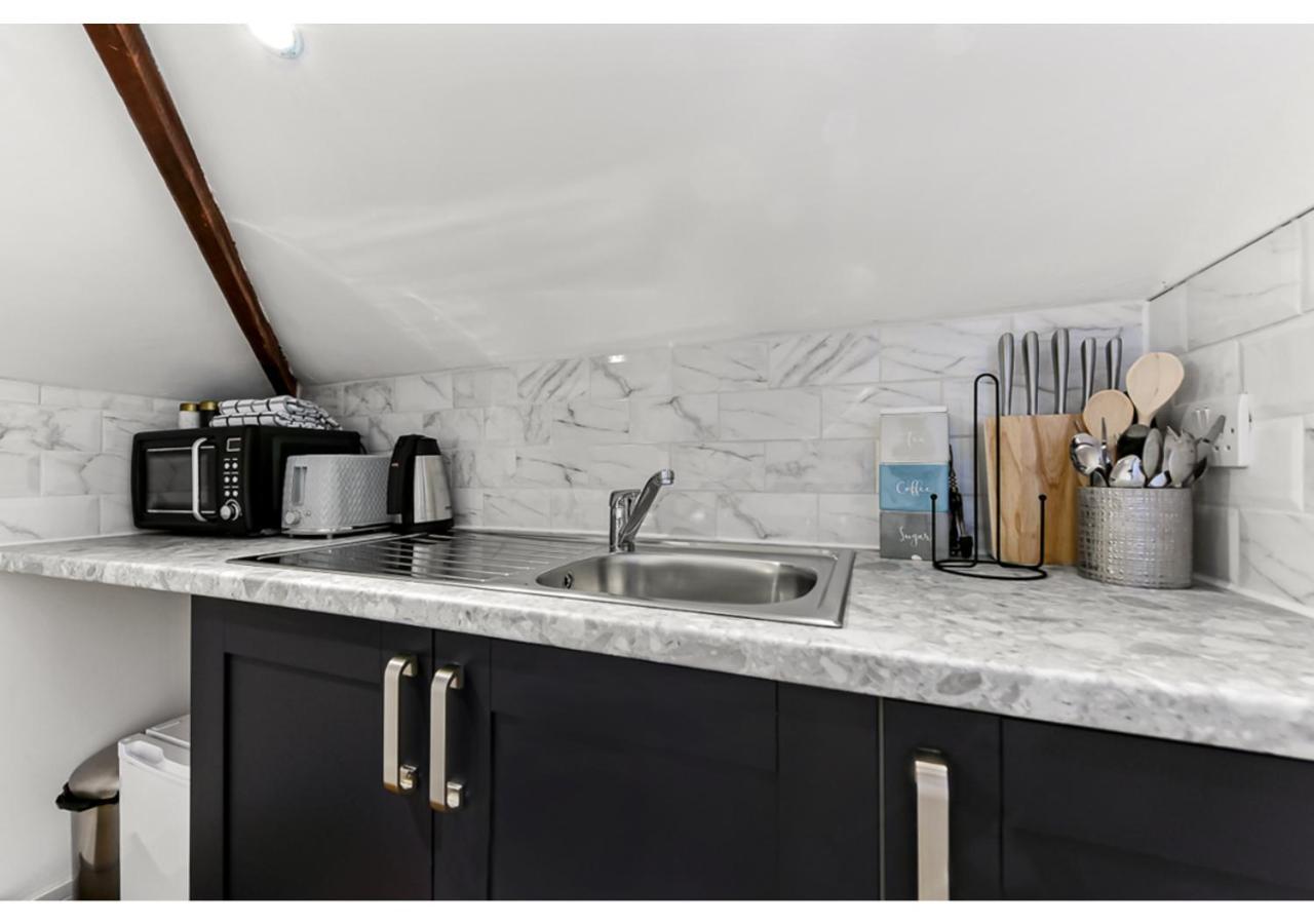 Apartamento Sleek And Modern Studio With Minimalist Vibe Chelmsford Exterior foto