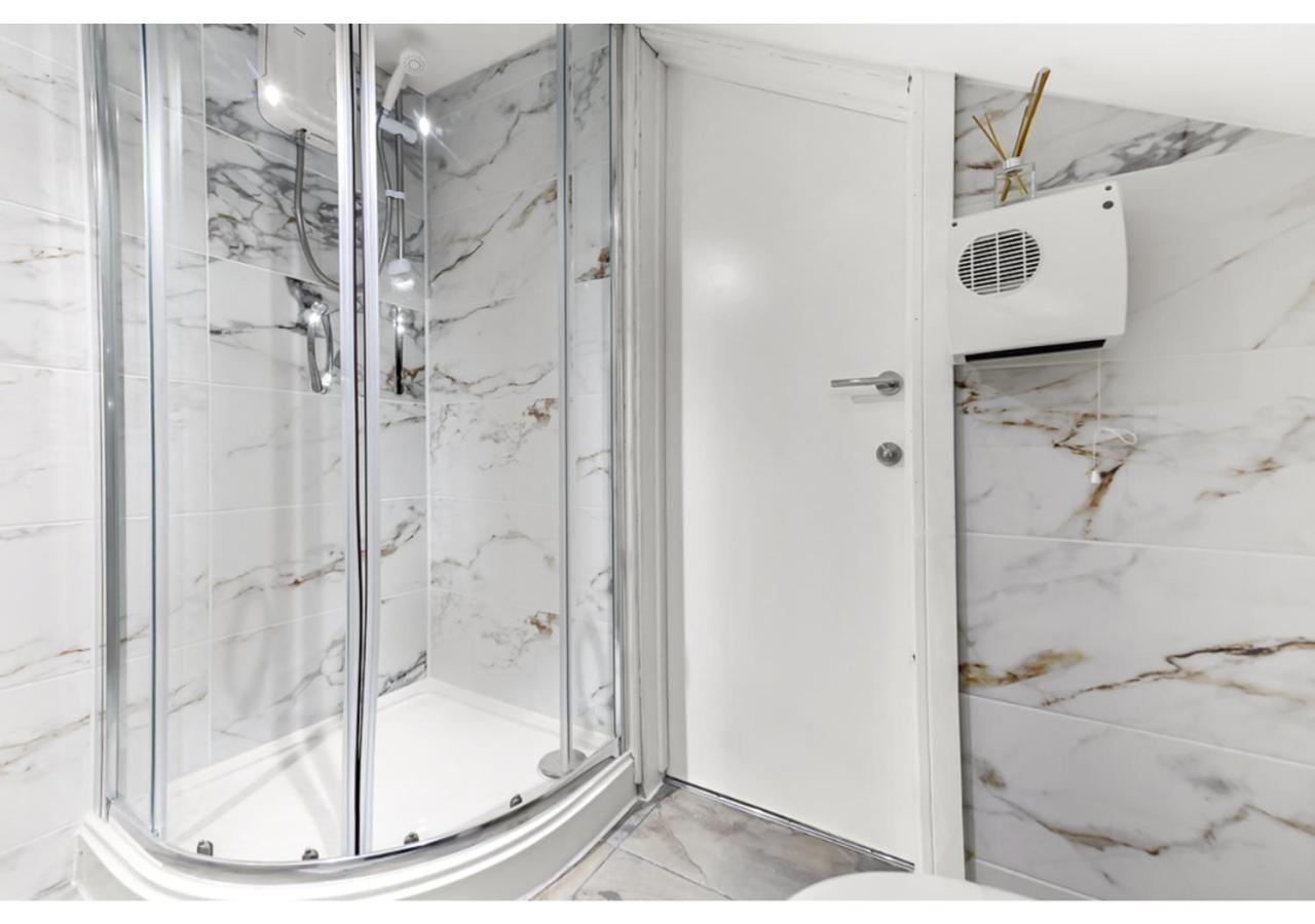 Apartamento Sleek And Modern Studio With Minimalist Vibe Chelmsford Exterior foto