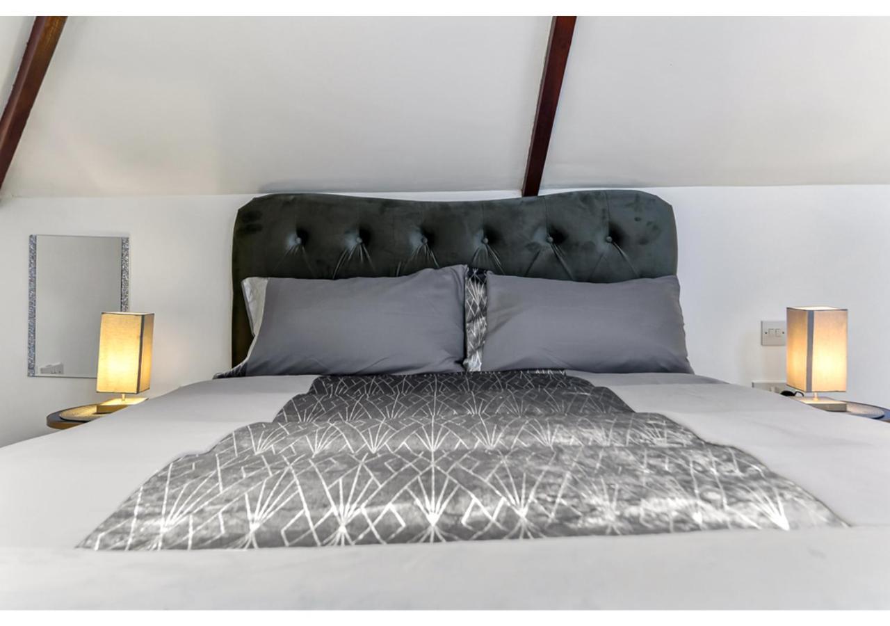 Apartamento Sleek And Modern Studio With Minimalist Vibe Chelmsford Exterior foto