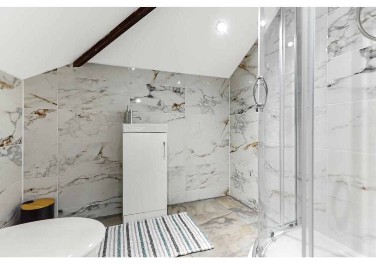 Apartamento Sleek And Modern Studio With Minimalist Vibe Chelmsford Exterior foto