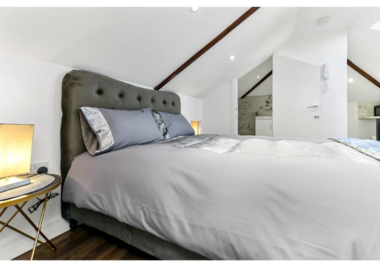 Apartamento Sleek And Modern Studio With Minimalist Vibe Chelmsford Exterior foto